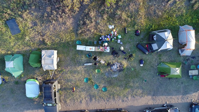 一群游客在黑海岸边露营。克里米亚视频下载
