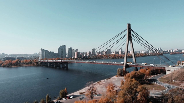 用钢索牵引的大型混凝土桥连接着大城市的两岸。无人机拍摄的乌克兰基辅一座交通繁忙的大桥视频素材
