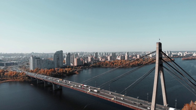 美丽的无人机俯瞰摩天大楼和高层建筑的大都市，乌克兰基辅。高峰时段混凝土桥的鸟瞰图。基辅,乌克兰视频素材