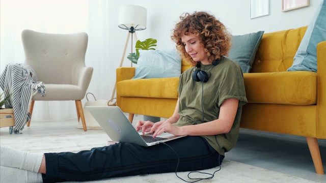 年轻女子在家里使用笔记本电脑。视频素材