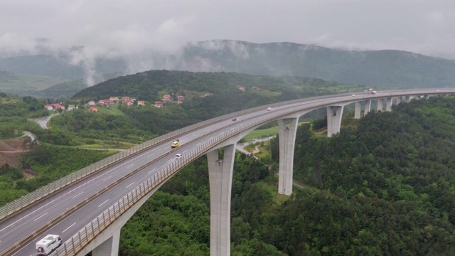 HYPERLAPSE无人机拍摄高架桥上的交通状况视频素材