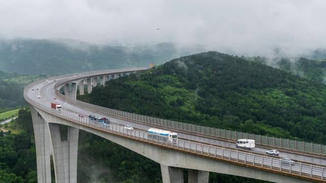 有雾的高架桥上的交通视频素材