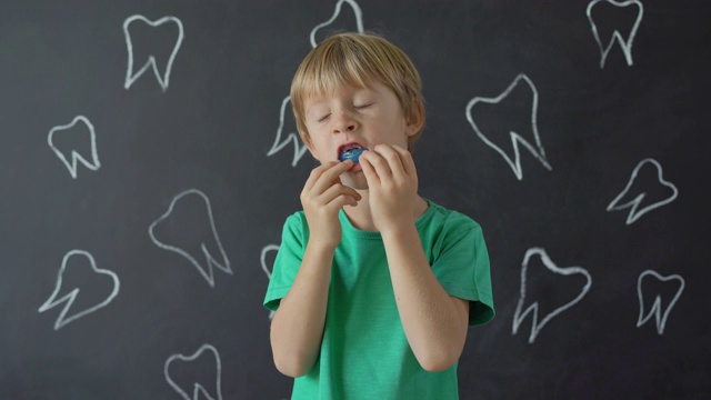 小男孩展示他的牙科教练。硅瘤的形成正确的咬在儿童视频下载