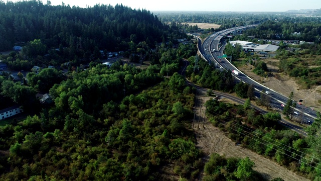 高速公路空中滑翔公路汽车森林夏季俄勒冈州国内地区视频下载