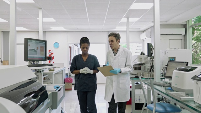 病理学家兼技术员在实验室散步时的对话视频下载