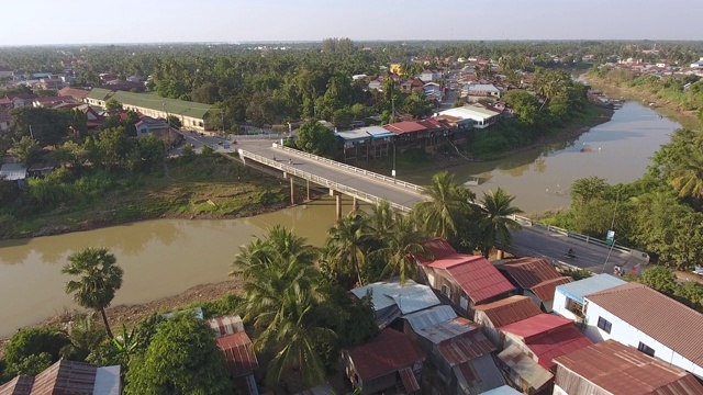 飞过一个村庄，飞向河上的一座小桥视频素材
