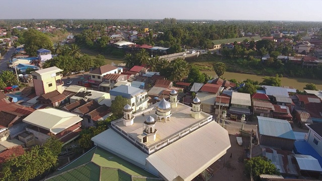 飞越亚洲村庄的一座白色清真寺视频素材