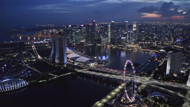 日落时分鸟瞰新加坡标志性的金融商业区视频素材