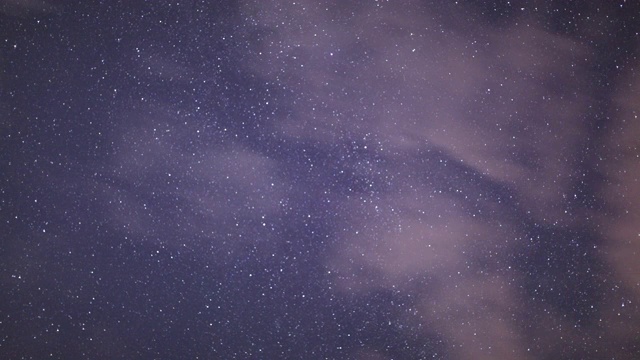 云在繁星点点的天空上飞驰视频下载