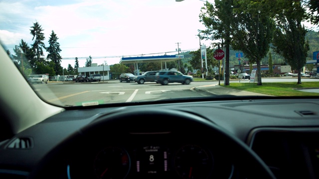 驾驶汽车的仪表盘转向车辆的天的观点视频素材