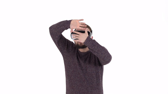 戴着虚拟数字眼镜的男人。三维空间模拟概念。孤立，在白色背景上视频素材