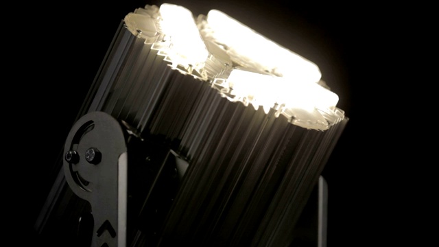 微距LED灯缓慢旋转金属支架在黑暗中视频下载