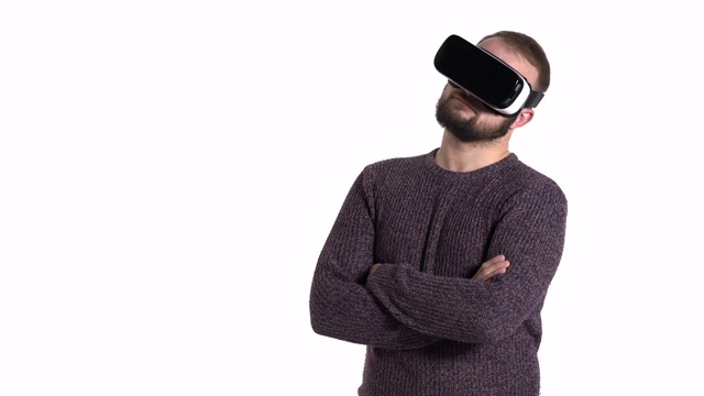 戴着高科技VR眼镜、双臂交叉、背景为白色的胡子男视频素材