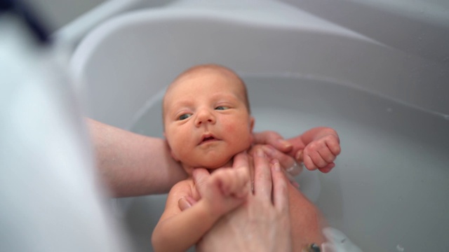 母亲给新生儿洗澡视频素材