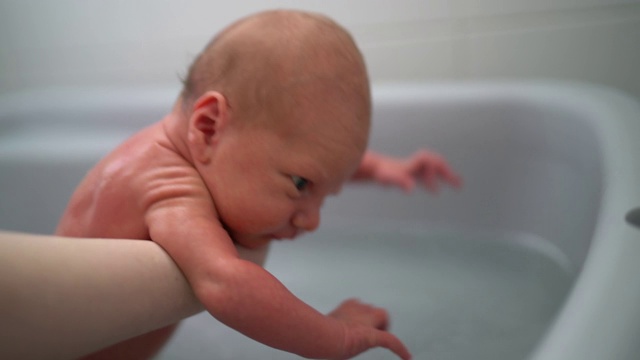 母亲给新生儿洗澡视频素材