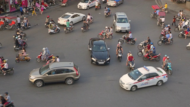 越南河内繁忙而混乱的街道视频下载