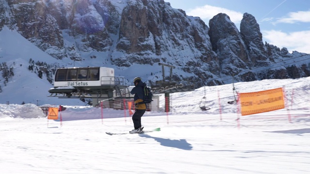 在意大利的多洛米特滑雪场，滑雪者在一个斜坡上玩，转弯，下坡视频素材