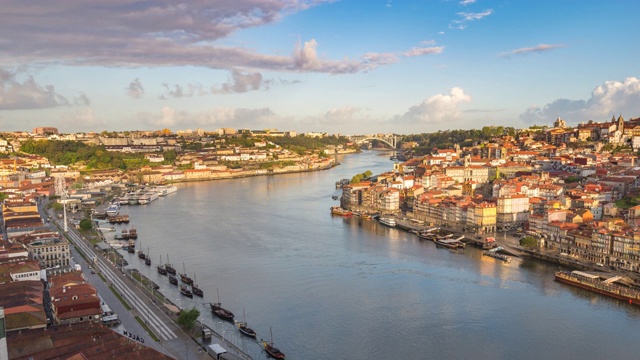 葡萄牙波尔图时间间隔4K，里贝拉波尔图和杜罗河城市天际线时间间隔视频下载