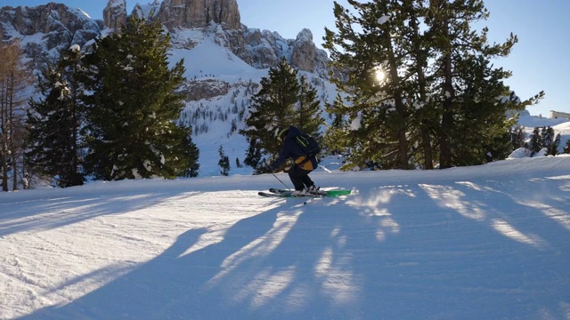 在意大利的多洛米特滑雪场，滑雪者在一个斜坡上玩，转弯，下坡视频素材