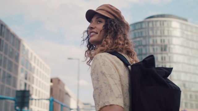 柏林市中心，背着背包戴着帽子的年轻女子视频素材