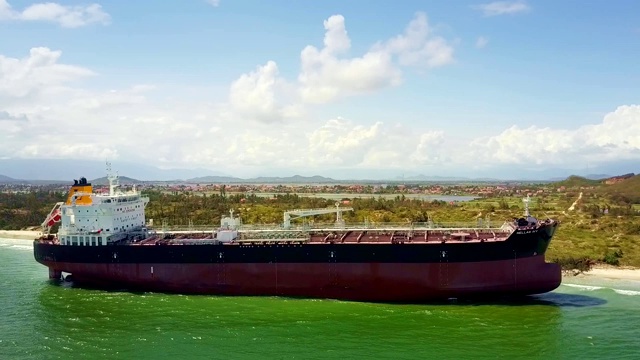 飓风过后，无人机侧视图将货船冲刷在沙滩上视频下载