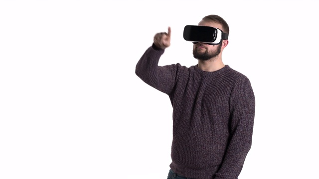 戴着现代VR眼镜的人在空中画着想象中的圆圈。酷高科技设备的使用概念视频素材