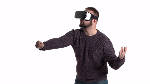 一个年轻的胡须男子在VR眼镜中模仿绘画的特写演示。3 d渲染动画。嗨技术概念视频素材
