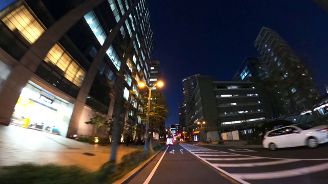 黄昏时分驾车穿过城市视频素材