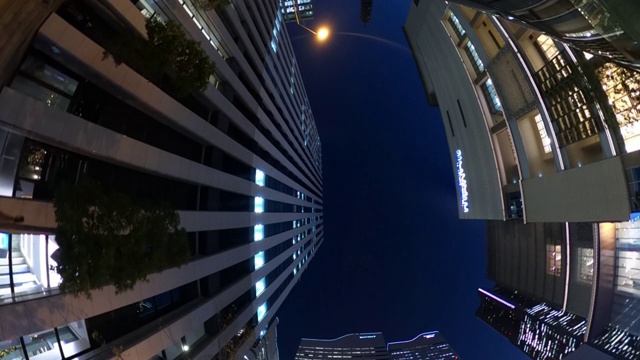 黄昏时分驾车穿过城市视频素材
