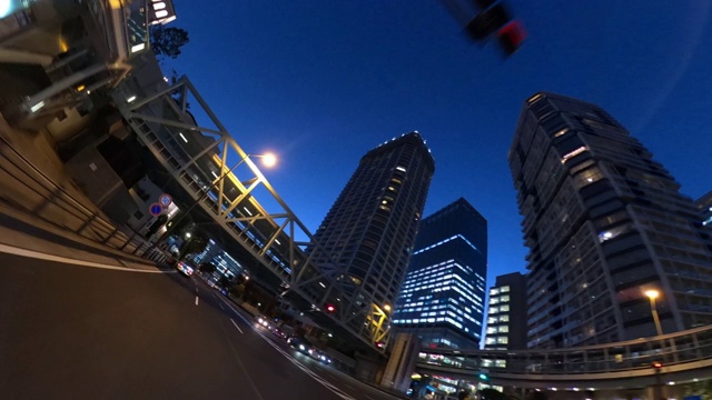 黄昏时分驾车穿过城市视频购买