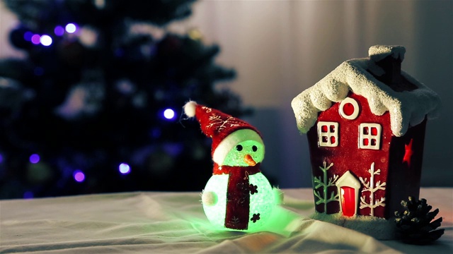 圣诞节布置雪人和红房子视频下载