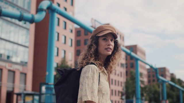 柏林市中心，背着背包戴着帽子的年轻女子视频素材