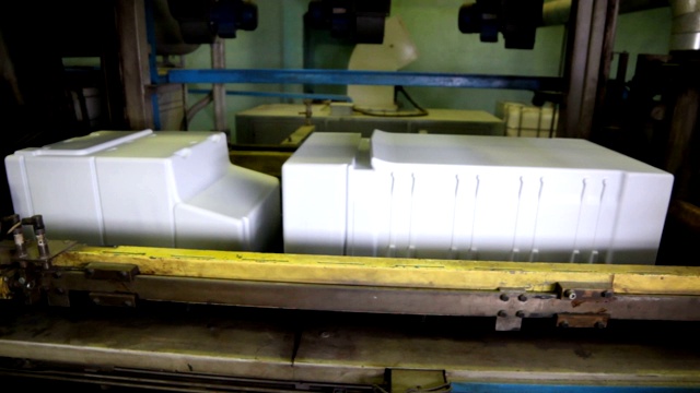 特殊现代机器制造白色塑料冰箱零件视频下载