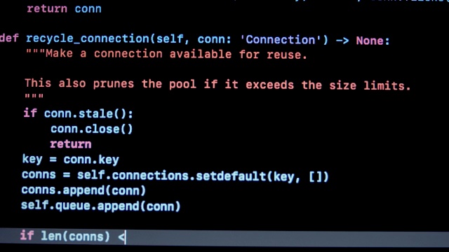 开发人员在笔记本电脑屏幕上输入Python py编程代码视频素材