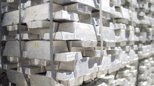 铝锭。冶金厂生产铝型材用的钢坯视频素材