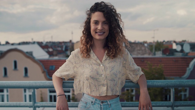 柏林屋顶露台上微笑的年轻女子的肖像视频下载