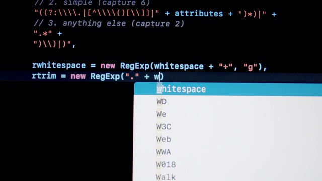 开发人员类型的JavaScript js编程代码在笔记本电脑屏幕上视频素材