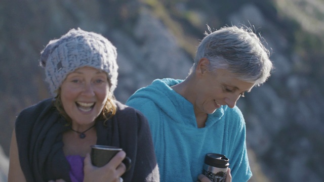 两个女性朋友在海滩上一起微笑的肖像。视频素材