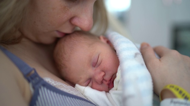 情绪激动的妈妈抱着她的新生儿视频下载
