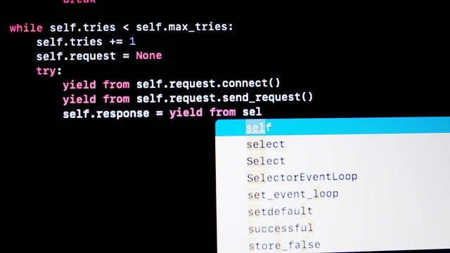 开发人员在笔记本电脑屏幕上输入Python py编程代码视频素材