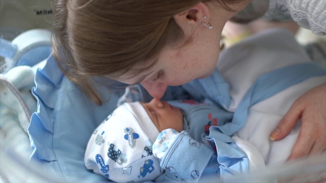 慈爱的母亲和她的新生儿视频素材