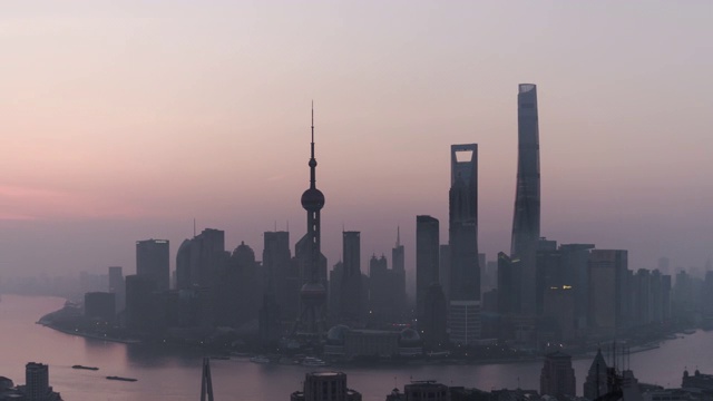 T/L PAN Shanghai Skyline at Dawn, from Night to Day /上海，中国视频素材