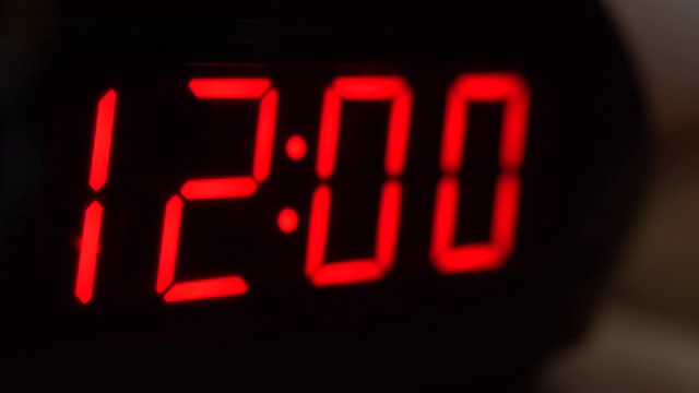 特写的黑色数字时钟屏幕显示12点。在黑色背景上闪烁着红色数字。现代计时器系统及霓虹灯、电报警装置视频下载