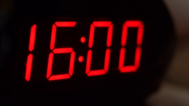 特写的黑色数字时钟屏幕显示16.00。在黑色背景上闪烁着红色数字。现代计时器系统及霓虹灯、电报警装置视频下载