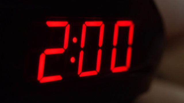 黑色数字时钟屏幕的特写显示2.00。在黑色背景上闪烁着红色数字。现代计时器系统及霓虹灯、电报警装置视频下载