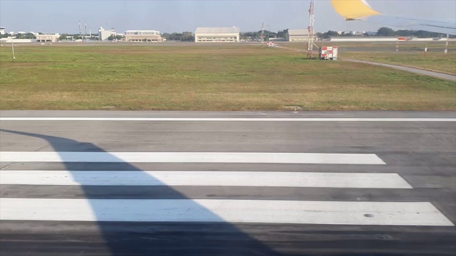飞机降落到跑道视频素材