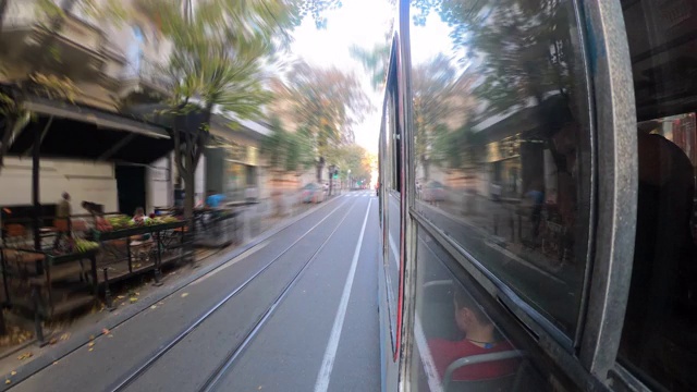 一辆有轨电车在一个大城市的繁忙街道上飞驰而过，令人震惊的超级故障视频下载