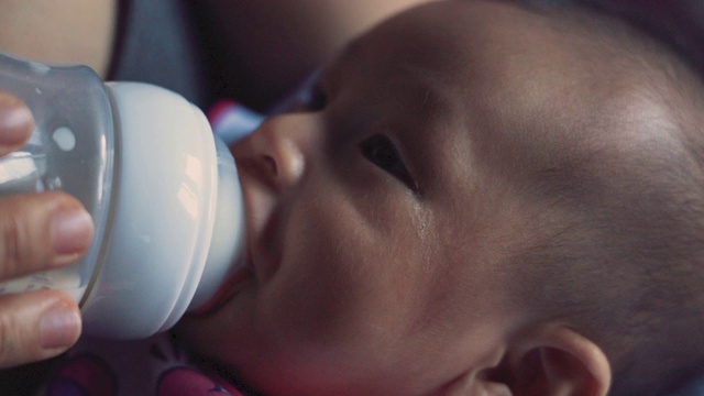 婴儿正在喝奶瓶里的牛奶视频下载