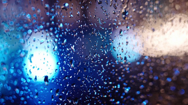 蓝色雨滴落在窗户玻璃上视频素材