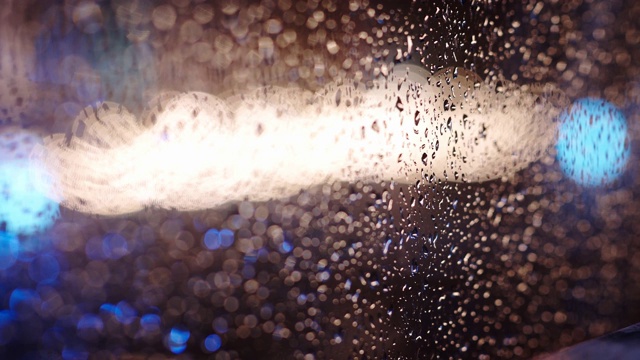 彩色雨滴落在窗户玻璃上视频素材